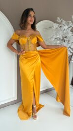 VESTIDO LONGO AMARELO TORRADO COM CORPETE E DRAPEADO LATERAL PONTO CHIC - Image 2