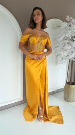 VESTIDO LONGO AMARELO TORRADO COM CORPETE E DRAPEADO LATERAL PONTO CHIC