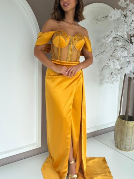 VESTIDO LONGO AMARELO TORRADO COM CORPETE E DRAPEADO LATERAL PONTO CHIC