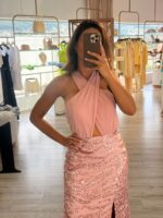 VESTIDO ROSA SECO COM APLICAÇÃO DE BRILHOS E RECORTE COSTAS PONTO CHIC - Image 4