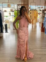 VESTIDO ROSA SECO COM APLICAÇÃO DE BRILHOS E RECORTE COSTAS PONTO CHIC