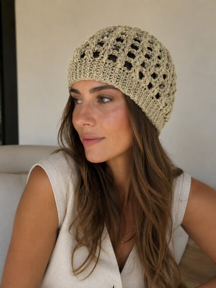 CASQUETE DE CROCHÉ COM DETALHE DOURADO PONTO CHIC