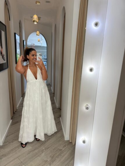 VESTIDO COMPRIDO BRANCO COM TEXTURA FLORAL E ALÇAS  PONTO CHIC