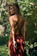 VESTIDO COMPRIDO BORDO DECOTADO COM DETALHE METÁLICO FERRACHE - Image 4