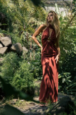 VESTIDO COMPRIDO BORDO DECOTADO COM DETALHE METÁLICO FERRACHE - Image 2