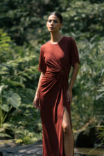 VESTIDO COMPRIDO BORDO COM DETALHE CUT-OUT FERRACHE