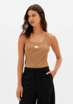 TOP CANELADO CAMEL COM PLACA DOURADA LANÇA PERFUME
