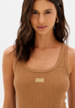 TOP CANELADO CAMEL COM PLACA DOURADA LANÇA PERFUME - Image 2