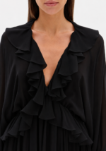 VESTIDO PRETO COM FOLHOS NO DECOTE LANÇA PERFUME - Image 3