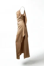 VESTIDO BEGE ACETINADO COM ABA NA COSTA SAHOCO - Image 3