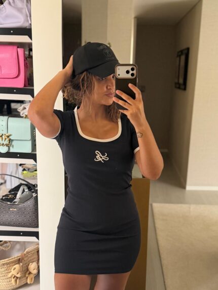 VESTIDO CANELADO PRETO LOGO BORDADO LANÇA PERFUME