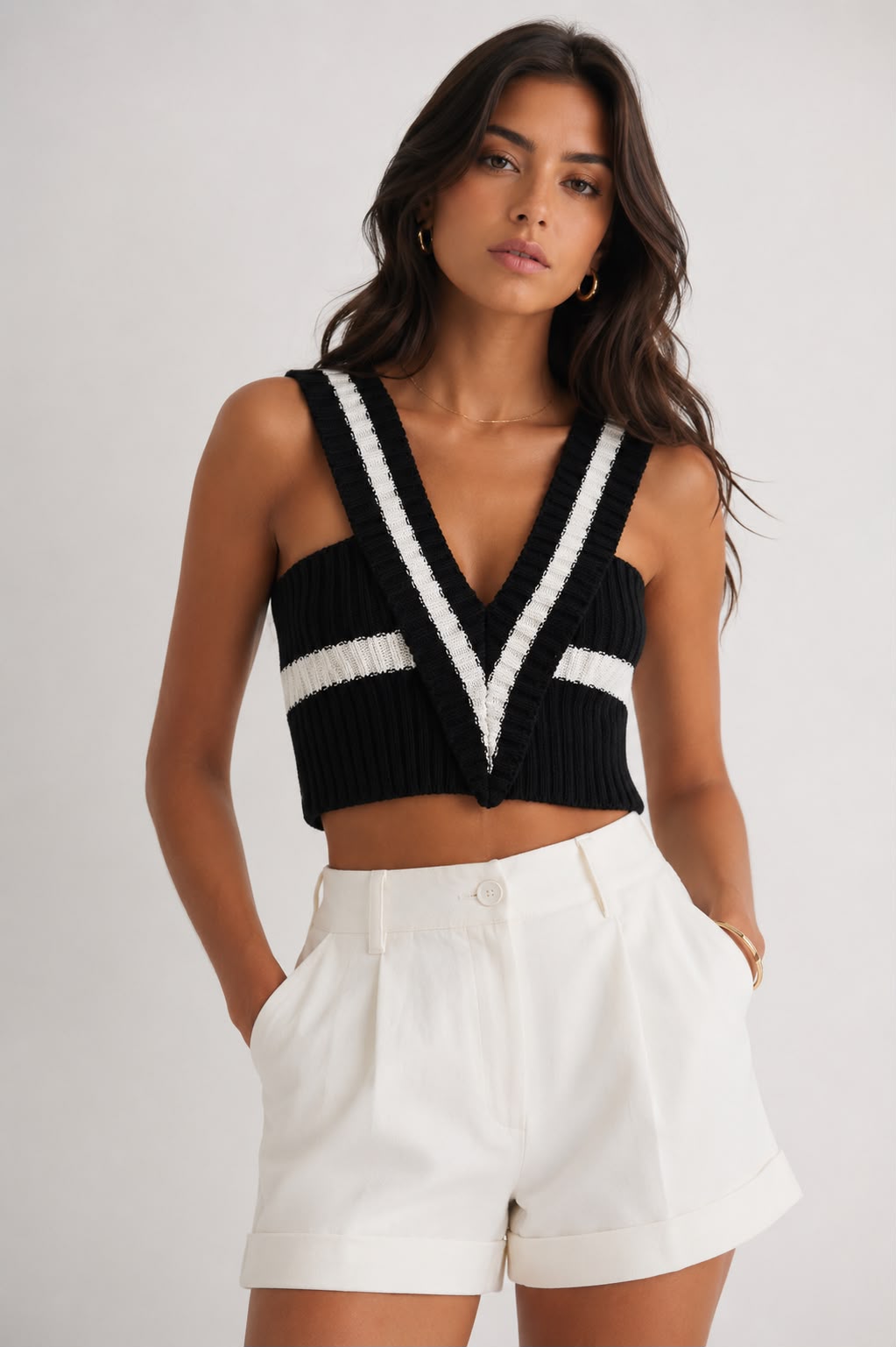 WhatsApp Image 2026-07-21 at 18.42.57 (1) TOP EM MALHA COM DECOTE EM BICO PRETO E BRANCO
PONTO CHIC - Image 1