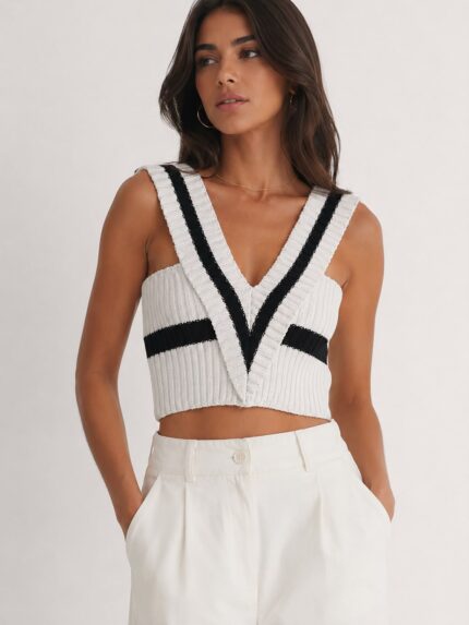 TOP EM MALHA COM DECOTE EM BICO BRANCO E PRETO PONTO CHIC