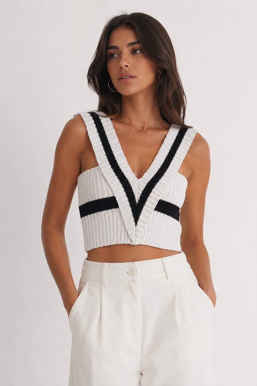 WhatsApp Image 2026-07-21 at 18.42.57 TOP EM MALHA COM DECOTE EM BICO BRANCO E PRETO PONTO CHIC - Image 1