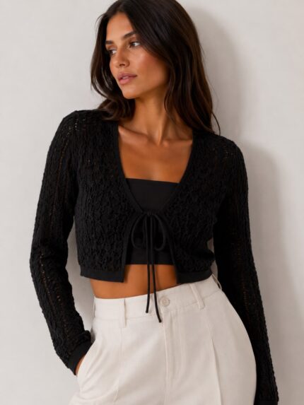CASACO CROPPED EM MALHA PRETO COM ATILHO PONTO CHIC