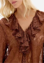 BLUSA CASTANHA EM RENDA COM FOLHO NA FRENTE LANÇA PERFUME - Image 2