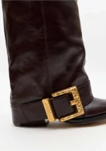 BOTA DE CANO ALTO EM PELE CASTANHO LANÇA PERFUME - Image 2