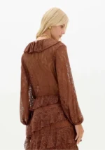 BLUSA CASTANHA EM RENDA COM FOLHO NA FRENTE LANÇA PERFUME - Image 3