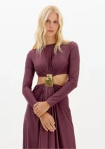 VESTIDO AMEIXA COM RECORTES E APLICAÇÃO METÁLICA LANÇA PERFUME - Image 3