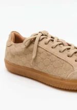 TÉNIS CASUAL EM COURO COM MONOGRAMA BEGE LANÇA PERFUME - Image 3