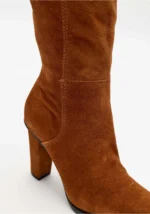 BOTA DE CANO ALTO EM COURO CAMEL LANÇA PERFUME - Image 3