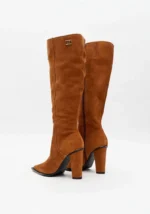 BOTA DE CANO ALTO EM COURO CAMEL LANÇA PERFUME - Image 4